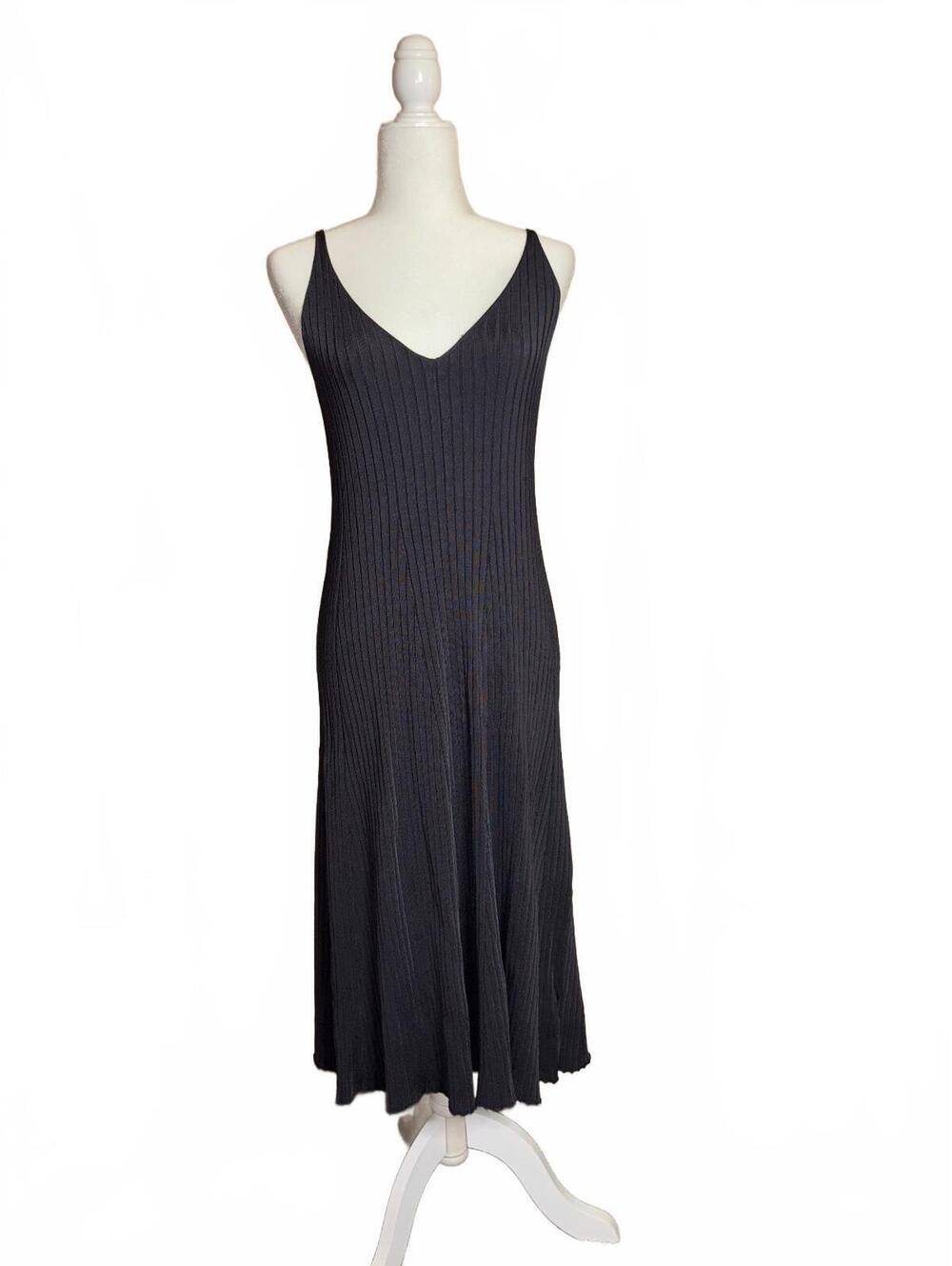 H&M Ribbed V-neckline form fitted flare Midi dress